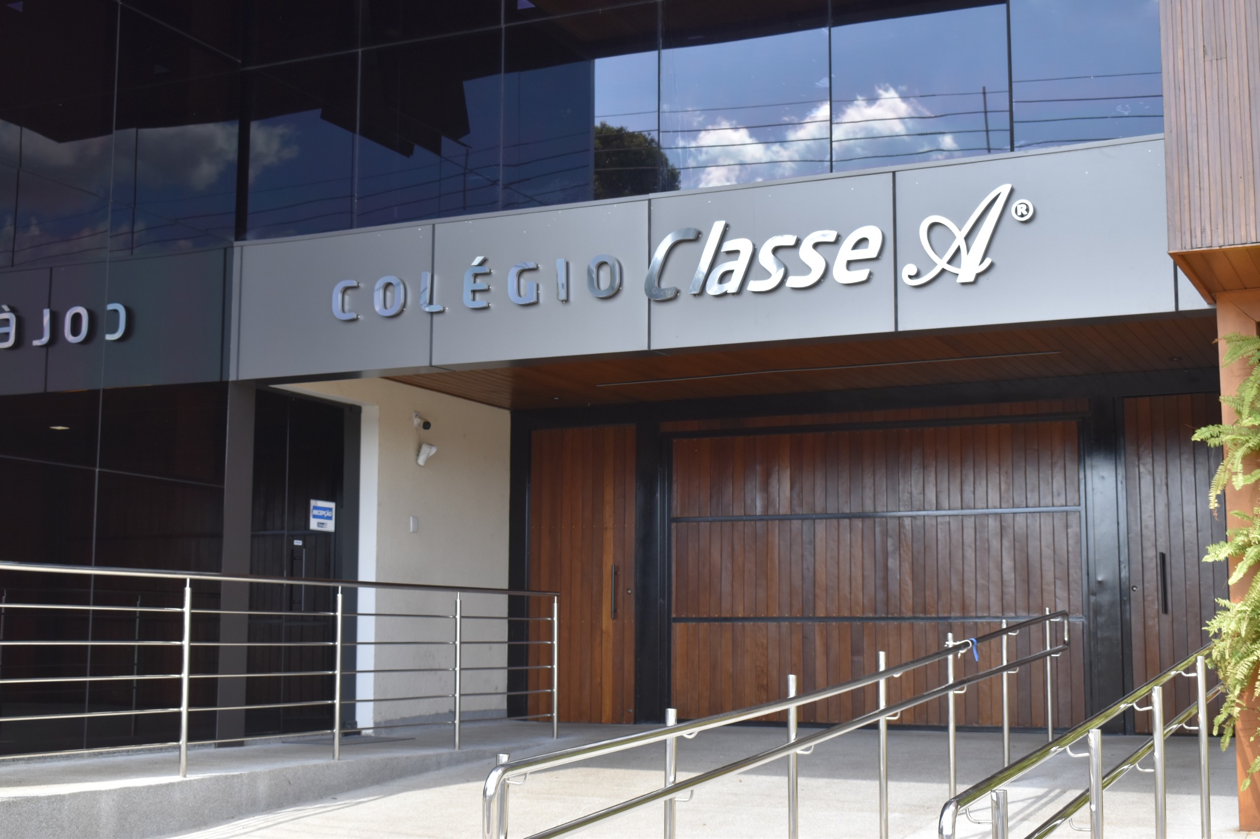 Professora auxiliando aluna no Colégio Classe A